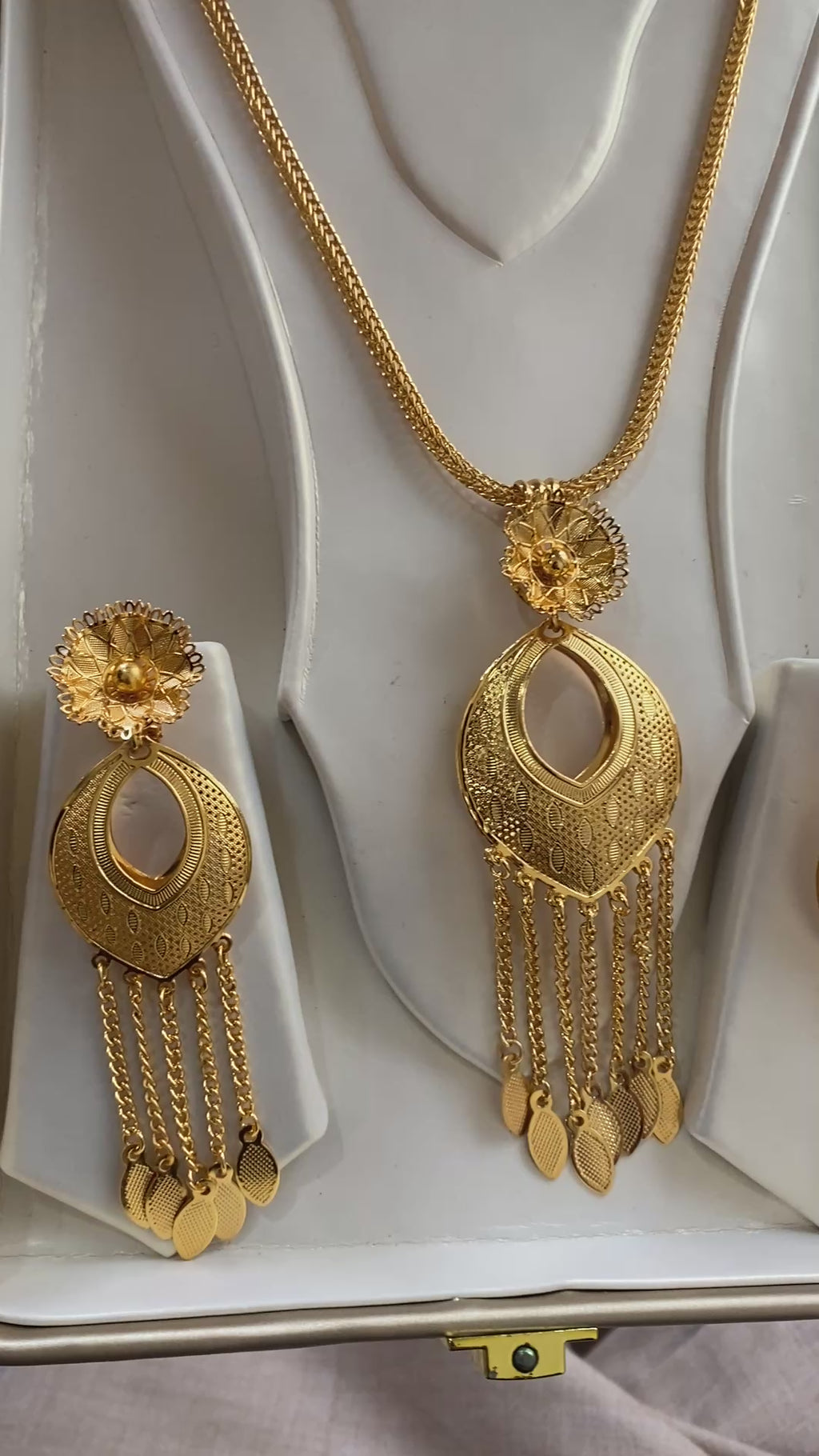 Gold plated nackless set