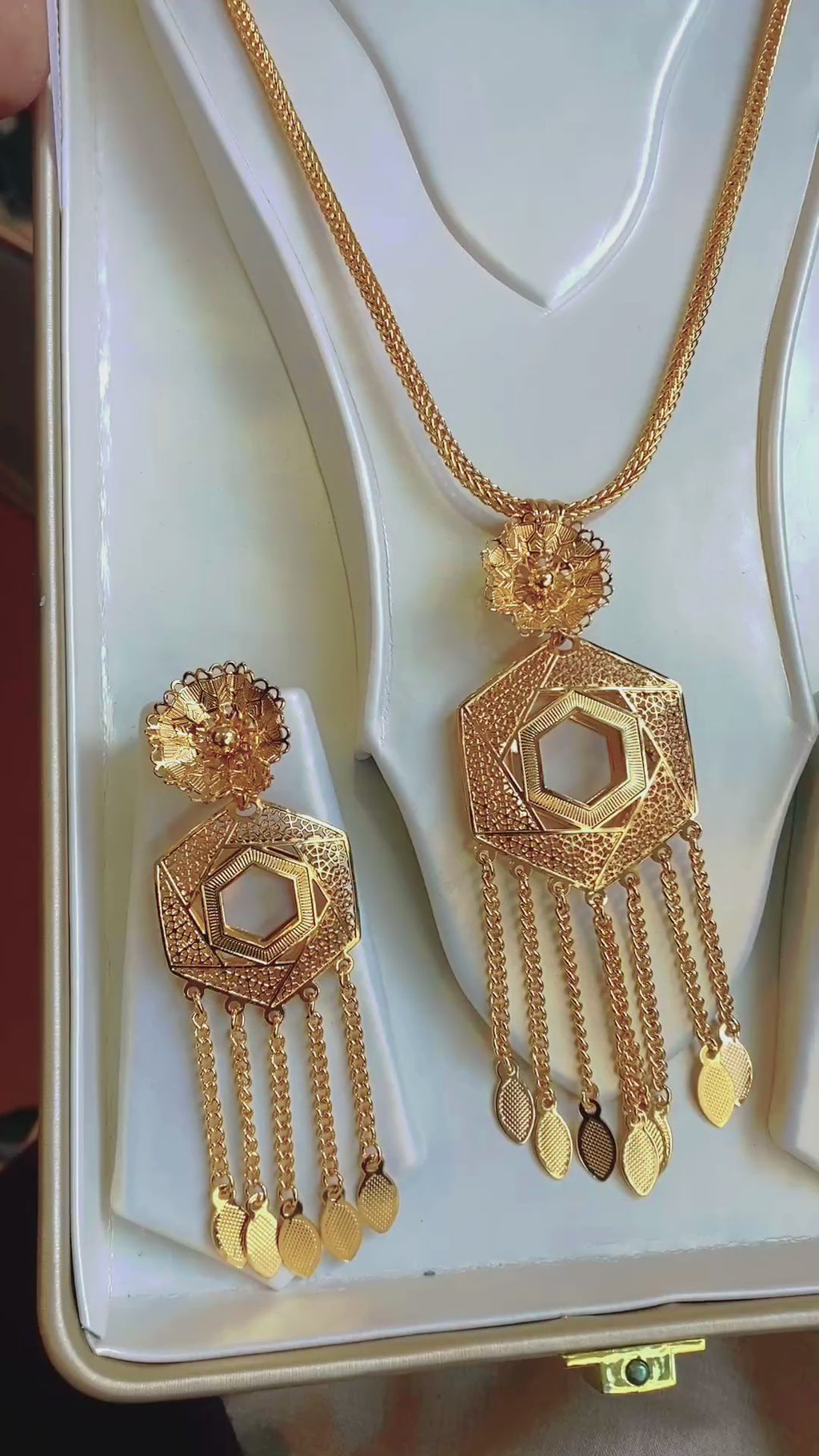 Royal Wedding Jewelry Set – Necklace, Pendant & Earrings