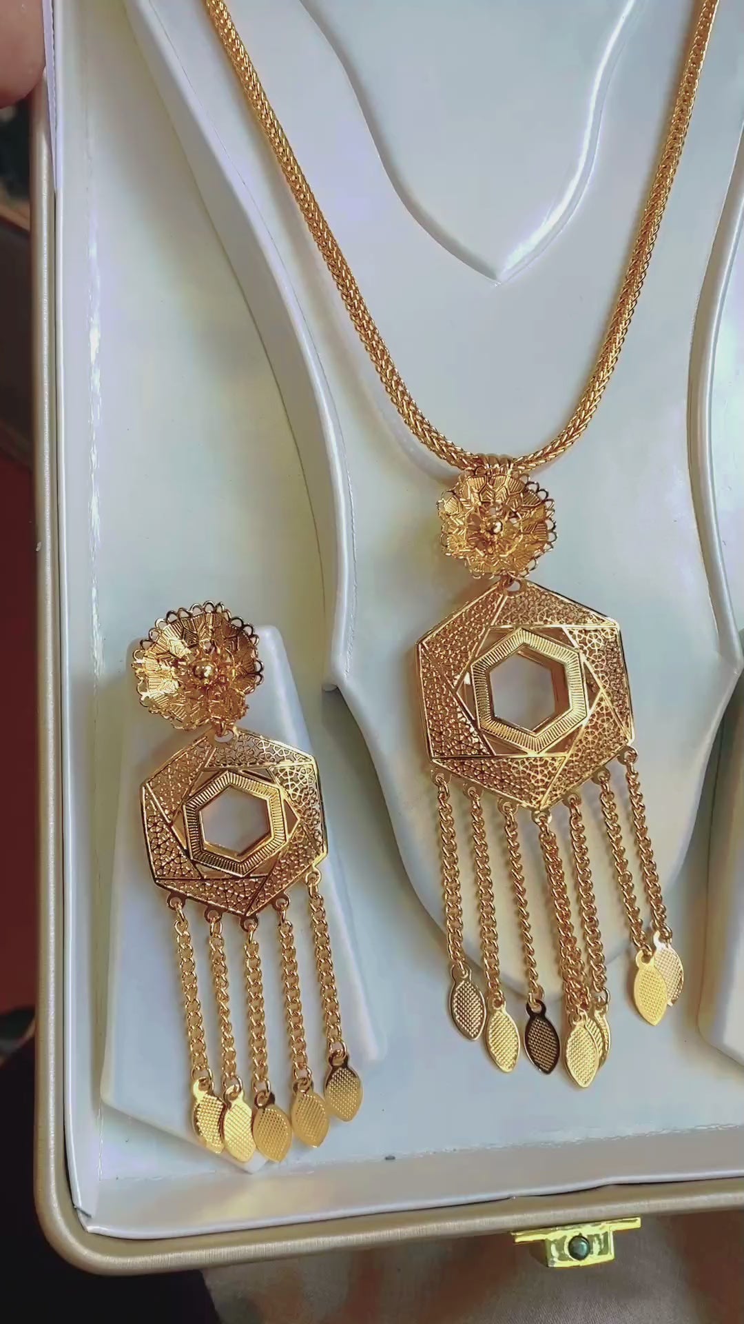 Royal Wedding Jewelry Set – Necklace, Pendant & Earrings